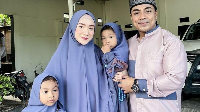 Pengalaman seorang ustaz yang pernah berjualan sandal demi memenuhi kebutuhan hidup sang ibu.