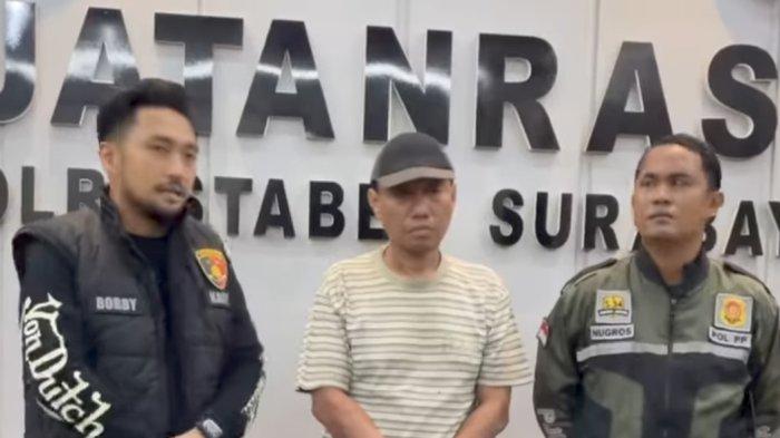Pengemis viral di Surabaya Anton Budianto (tengah) ditangkap gara-gara memaksa minta uang ke pengendara Minggu, (26/11/2023). Ternyata dulunya seorang kuli bangunan