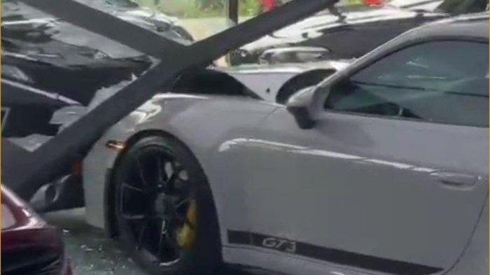 Pengemudi Mitsubishi Xpander menabrak Porsche 911 GT3 di showroom kawasan Pantai Indah Kapuk 2, Tangerang, Banten.