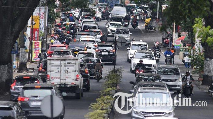 Pengendara memadati area Jalan Ir Soekarno, Kota Batu, Jawa Timur, Senin (25/12/2023). Dinas Perhubungan (Dishub) Kota Batu menyebut, sejak Jumat (22/12/2023) kendaraan masuk ke Kota Batu berjumlah 63.833, hingga Sabtu (23/12/2023) jumlah kendaraan masuk secara keseluruhan di Kota Batu sebanyak 161.105 kendaraan.