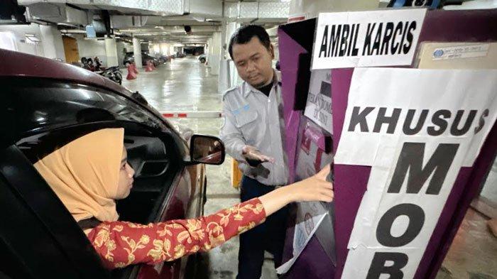 SIAPKAN PARKIR INAP - Petugas Dinas Perhubungan (Dishub) Surabaya melayani pengguna jasa parkir di lahan parkir milik Pemkot Surabaya. Dinas Perhubungan (Dishub) Surabaya menyiapkan fasilitas parkir inap untuk kendaraan pribadi menjelang libur panjang Idul Fitri 1446 H/2025. Berkapasitas ribuan kendaraan, tarif yang diberikan pun relatif terjangkau