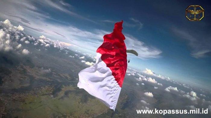 Pengibaran bendera merah putih itu dilakukan di atas langit kawasan Pakansari Cibinong, Kabupaten Bogor.