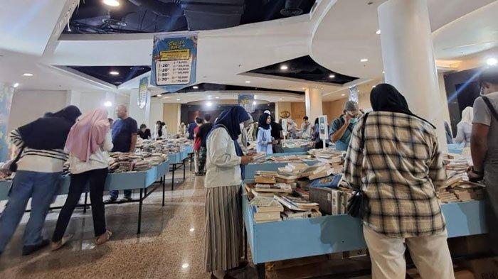 Pengunjung Semesta Buku 2025 saat melihat koleksi buku yang ditawarkan mulai dari harga Rp 5.000 di Tunjungan Plaza (TP) 3 Surabaya, Selasa (28/1/2025).