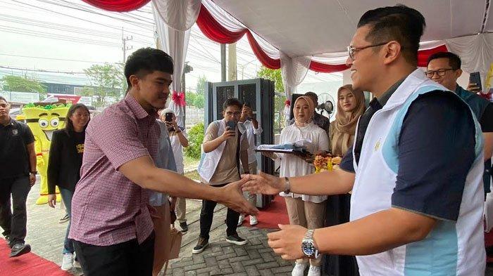 Pengusaha muda Hendy Setiono saat bertemu founder Sang Pisang sekaligus Ketua Umum Partai Solidaritas Indonesia (PSI) Surabaya, Kaesang Pangarep, 2024.