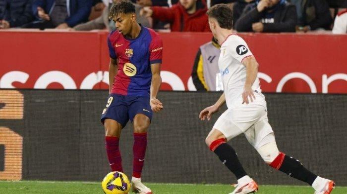 DIBANDINGKAN LIONEL MESSI - Penyerang Barcelona, Lamine Yamal (kiri) saat berusaha melewati hadangan pemain Sevilla pada pertandingan Liga Spanyol pekan 23 di Stadion Ramon Sanchez Pizjuan, Spanyol, Senin (10/2/2025) dini hari WIB. Lamine Yamal jawab santai dirinya disamakan dengan sosok Lionel Messi.