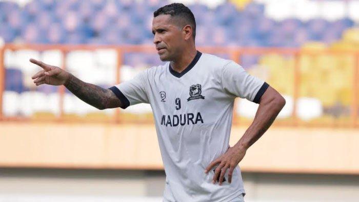 Penyerang Madura United, Alberto Goncalves dipinjamkan ke tim Liga 2, PSBS Biak, Senin (11/9/2023).