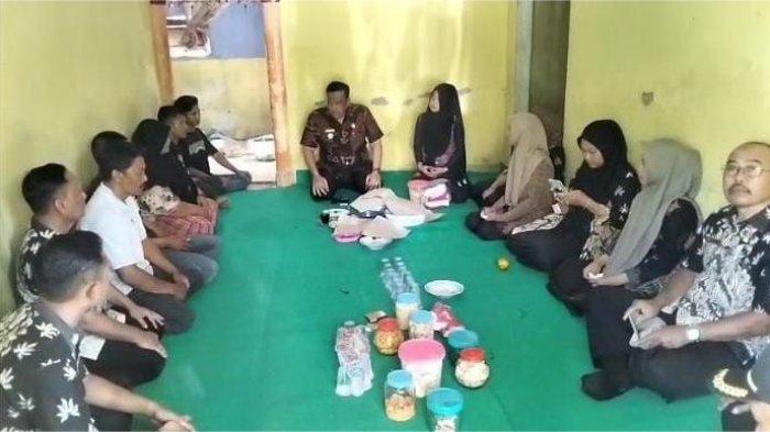 BERDUKA - Perangkat Desa/Kecamatan Umbulsari Jember Jawa Timur menemui Almiwati istri Imam Syafii, Kamis (12/6/2025) mereka ikut bela sungkawa atas kematian Ketua RW Dusun Sumberejo Desa/Kecamatan Umbulsari Jember yang dibunuh putranya sendiri.