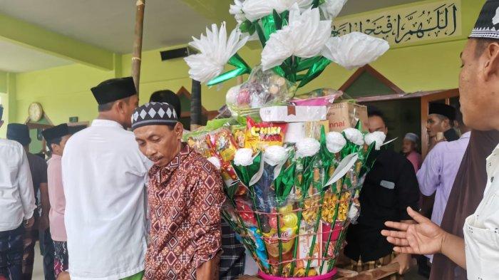 Perayaan maulid nabi di Masjid Baitul Mu'minin Daun Timur, Desa Daun, Kecamatan Sangkapura Pulau Bawean, Gresik, Sabtu (8/10/2022).