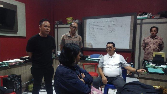 Perempuan yang mengaku pegawai Kejaksaan Negeri Kabupaten Probolinggo saat diamankan di ruang Unit Pidum Satreskrim Polres Probolinggo.