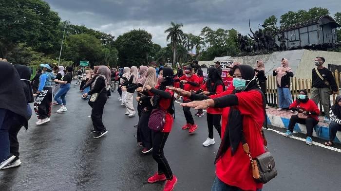 Sejumlah peserta saat berjalan kaki sembari berorasi di Alun-alun Ki Bagus Asra Bondowoso
