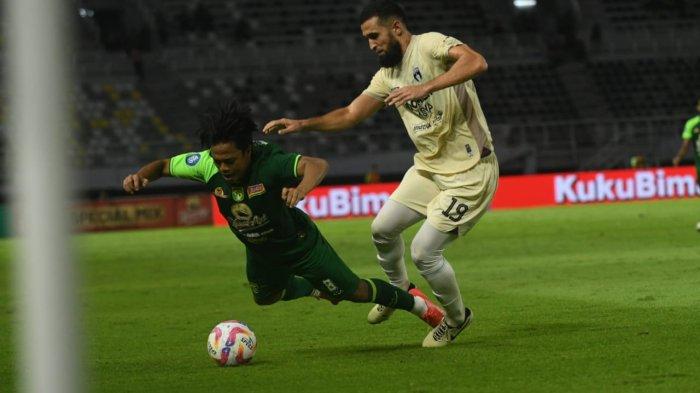 KALAH : Persebaya Surabaya tertinggal 0-1 dari Persita Tangerang hingga babak pertama di Stadion Gelora Bung Tomo (GBT), Jumat (31/1/2025). Pemain Persebaya Andre Oktaviansyah terjatuh saat dihadang pemain Persita