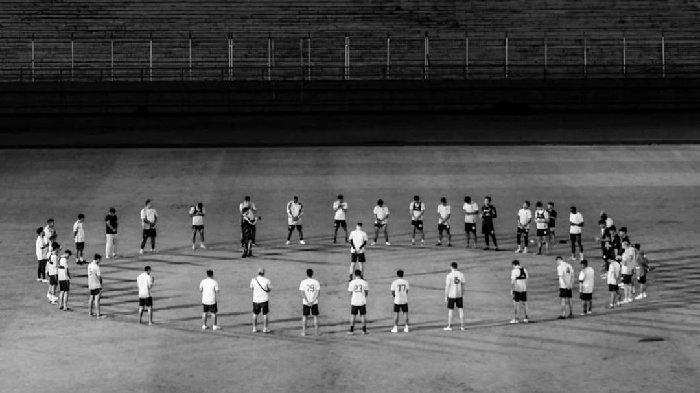 Persebaya mengakhiri sesi latihan di Stadion Gelora 10 Nopermber Surabaya dengan memanjatkan doa untuk coach Bejo Sugiantoro, 25 Februari 2025. Pada laga Persebaya vs Persib di Stadion GBT, Sabtu (1/3/2025) bakal ada penghormatan untuk mendiang coach Bejo