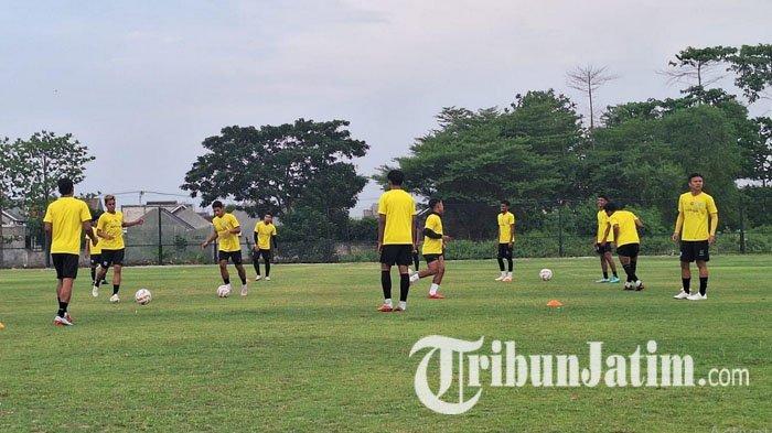 Persela Lamongan saat mencoba training ground di kompleks Lapangan Gajah Mada, yang terletak di Jalan Sumargo Lamongan, Selasa (2/1/2024) sore.