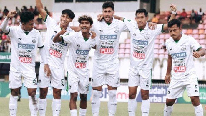 Persewar Waropen vs Gresik United - Selebrasi pemain Gresik United di Stadion Mandala Jayapura usai mengalahkan Persewar Waropen pada laga lanjutan Liga 2 2023/2024, Senin (22/1/2024).