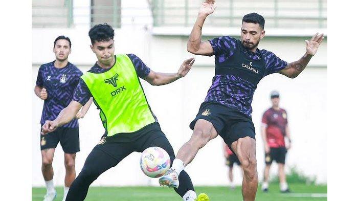 Skuad Persik Kediri saat menjalani sesi latihan tim bersama di Stadion Brawijaya Kediri, 2024.