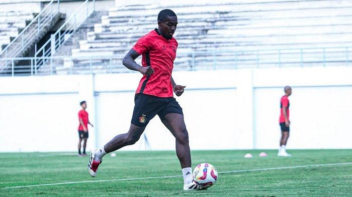 PENYERANG - Persik Kediri resmi merekrut penyerang asal Prancis, Sylvain Atieda, guna menambah daya gedor tim menjelang kompetisi Liga 1 2025/2026. Masuknya Atieda diharap bisa memperkuat sektor penyerangan.