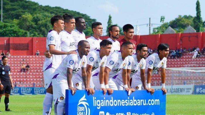 Persik Kediri saat bertanding mengenakan Jersey berwarna putih di beberapa laga terakhir.