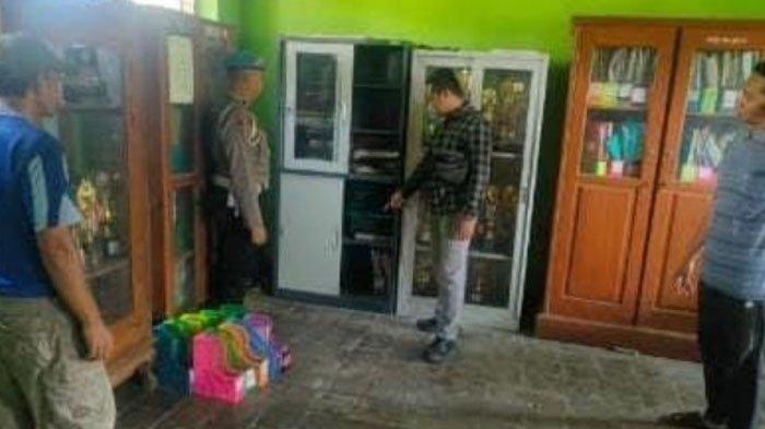 RINGKUS PENCURI : Personel Polres Nganjuk saat melakukan olah TKP pencurian di SDN Bendungrejo, Kecamatan Berbek, Kabupaten Nganjuk. Sekolah tersebut disatroni maling, empat alat elektronik hilang, pelaku telah tertangkap pada Kamis (10/4/2025).