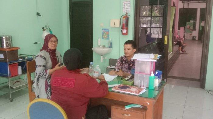 Personel Polres Nganjuk tengah berkoordinasi dengan Puskesmas Kertosono usai insiden siswa SDN Banaran I diduga keracunan makanan, Jumat (4/10/2024).