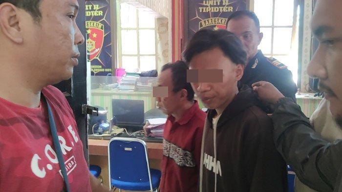 Personel Satreskrim Polres Probolinggo Kota menggelandang Bambang dan anaknya, Muhammad Nur ke ruang pemeriksaan, Jumat (29/9/2023). Bambang tega menghabisi nyawa istrinya, dibantu sang anak.