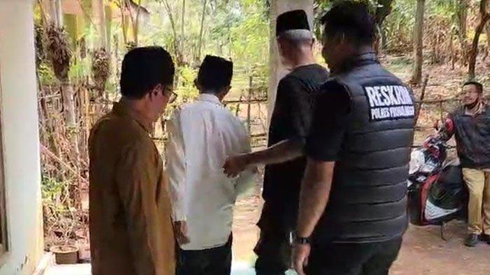 Personel Satreskrim Polres Probolinggo meringkus AS (65), tersangka pembunuhan petani cabai di Probolinggo, Senin (13/11/2023).