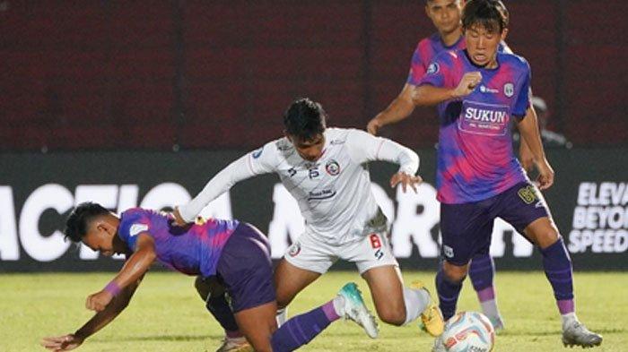 Pertandingan Rans Nusantara FC vs Arema FC dalam lanjutan kompetisi Liga 1 2023/2024 pekan 25 di Stadion Sultan Agung Bantul Yogyakarta, Kamis (22/2/2024).