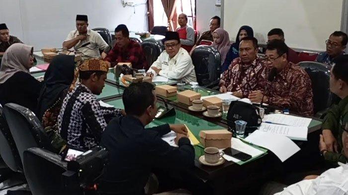 Pertemuan para guru dari Forum Perjuangan Honorer (FPH) PGRI Tulungagung di Komisi A DPRD Tulungagung.