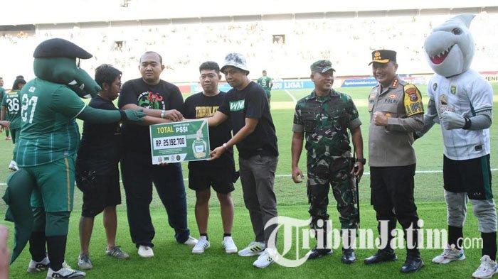 Perwakilan Bonek saat menyerahkan hasil 'Donasi untuk PSSI' ke manajemen Persebaya, saat laga Persebaya vs Rans Nusantara FC di Stadion Gelora Bung Tomo Surabaya, Minggu (23/7/2023).