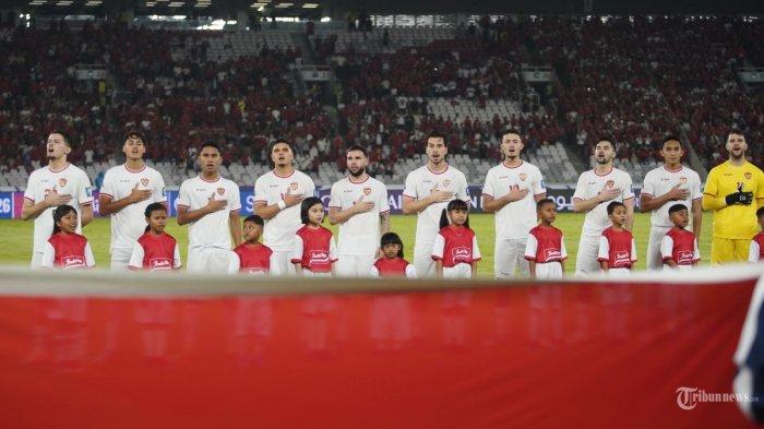 SKUAD TIMNAS INDONESIA - Pesepak bola Timnas Indonesia menyanyikan lagu Indonesia Raya sebelum melawan Timnas Arab Saudi pada pertandingan Grup C putaran ketiga Kualifikasi Piala Dunia 2026 Zona Asia di Stadion Utama Gelora Bung Karno (SUGBK), Jakarta, Selasa (19/1/2024).