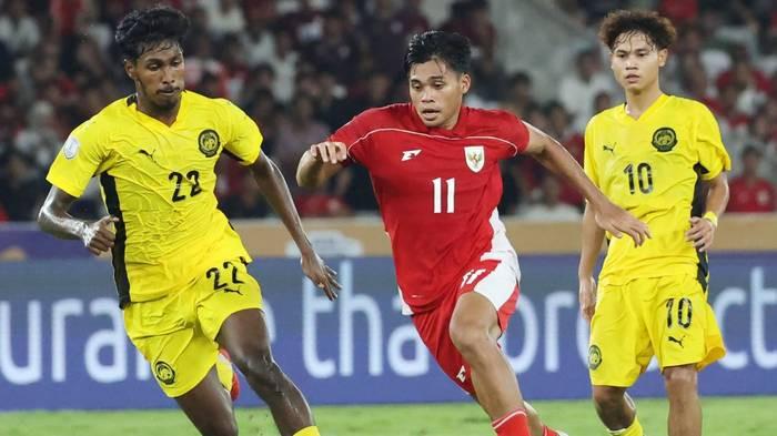PIALA AFF U23 - Pesepak bola Timnas U-23 Indonesia Rahmat Arjuna Reski mencoba melewati pesepak bola Timnas Malaysia pada pertandingan penyisihan Grup A Piala AFF U-23 di Stadion Utama Gelora Bung Karno (SUGBK), Jakarta, Selasa (15/7/2025). Sementara 0-0 pada babak pertama. Foto diambil menggunakan kamera Canon EOS R1 dengan lensa RF 100-500mm.
