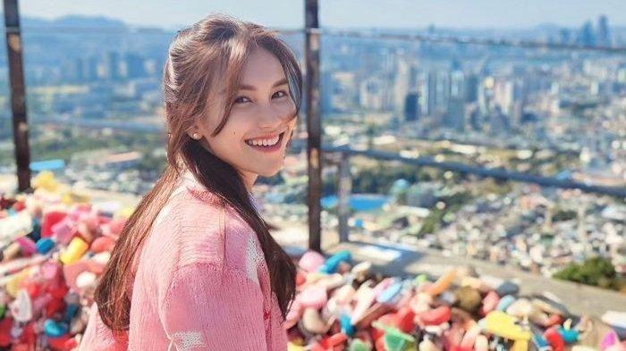Pesona Ayu Ting Ting yang kini masuk urutan 100 besar wanita tercantik di dunia