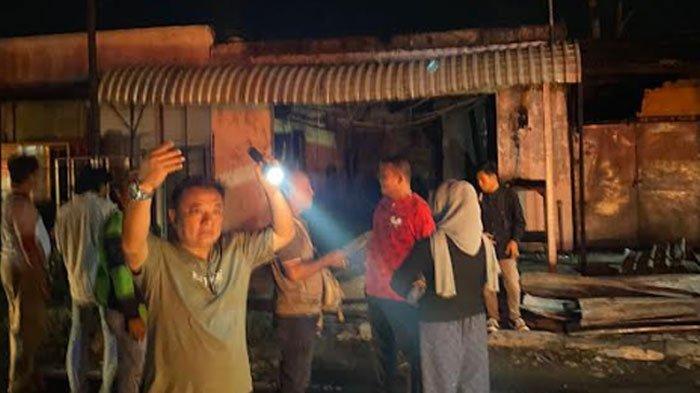 Petugas Damkar Kabupaten Nganjuk tengah berjibaku memadamkan api yang melalap ruko elpiji, kemarin.