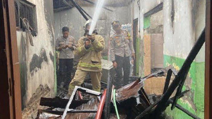Petugas Damkar melakukan pembasahan di lokasi kebakaran Desa Batankrajan, Kecamatan Gedeg, Mojokerto, Jumat (15/11/2024).