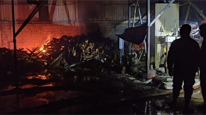 PEMADAMAN - Petugas Damkar tengah memastikan tidak ada bara api yang tersisa, saat memadamkan kebakaran yang menghanguskan fasilitas produksi pupuk organik milik PT Bumi Subur Sentosa, Desa/Kecamatan Geneng, Kabupaten Ngawi, Jumat malam (4/7/2025). Proses pemadaman berlangsung selama dua jam dan dibantu oleh tim gabungan serta relawan.