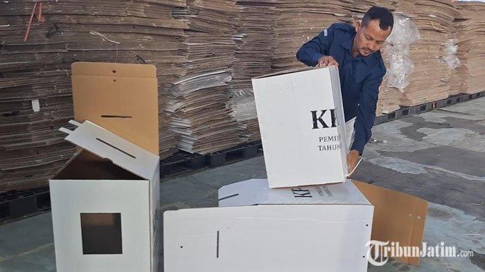 Petugas KPU Kabupaten Magetan sedang menata kotak surat Pilkada 2024, di sebuah Gudang, Desa Baron, Magetan, pada Kamis (3/10/2024)