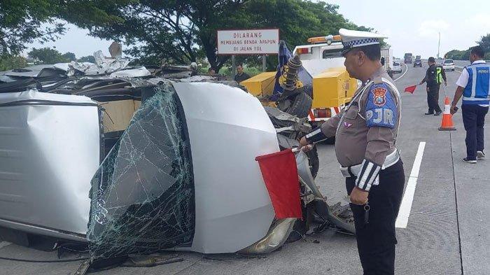 Petugas PJR Polda Jatim melakukan olah TKP kecelakaan mobil Toyota Avanza yang terguling usai menabrak truk boks di Tol Gempol-Pasuruan, KM 798 Jalur A, pada Senin (6/1/2025).