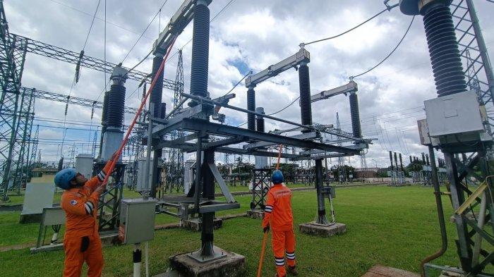 Petugas PLN saat melakukan pengecekan jaringan listrik.