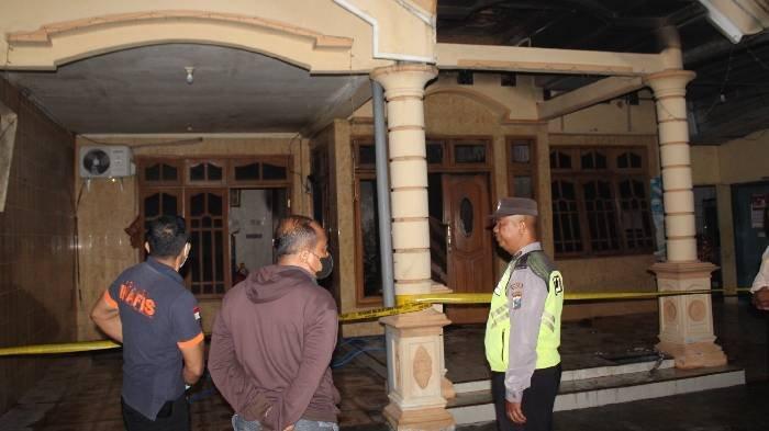Petugas Polsek Purwoasri saat melakukan olah TKP kebakaran di Dusun Templek, Desa Purwoasri, Kecamatan Purwoasri, Kabupaten Kediri, Kamis (19/12/2024) dini hari.
