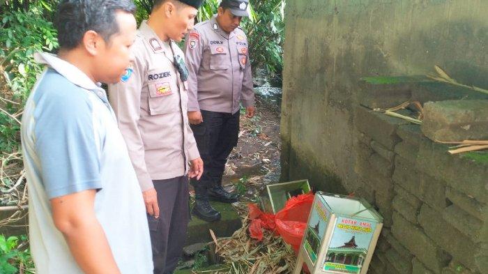 Petugas Polsek Sananwetan mengecek lokasi penemuan kotak amal di pinggir sungai Kelurahan Karangtengah, Kecamatan Sananwetan, Kota Blitar.