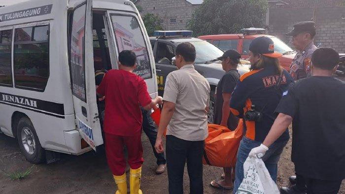 EVAKUASI - Petugas IKF RSUD dr Iskak Tulungagung bersama polisi mengevakuasi pria yang tewas tertabrak kereta api di Desa Aryojeding, Kecamatan Rejotangan, Kabupaten Tulungagung, Selasa (18/2/2025). Korban merupakan pria asal Kota Blitar.