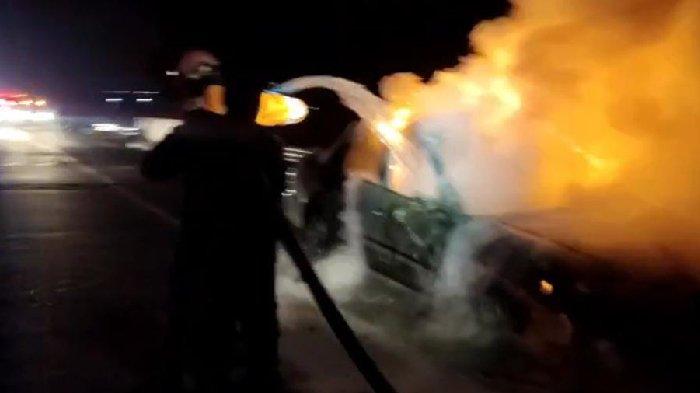 Petugas SAR Kantor Pencarian dan Pertolongan Surabaya berhasil memadamkan kebakaran mobil Accord di Tol Jombang-Mojokerto