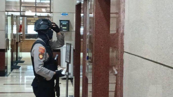 Petugas bersenjata lengkap saat penyidik KPK melakukan penggeledahan di Gedung Pemprov Jatim, Jumat (16/8/2024)