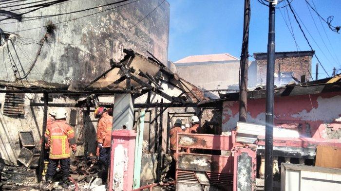 Petugas pemadam kebakaran (damkar) Surabaya memadamkan kebakaran warung kopi semi permanen dan 1 rumah di Lebakrejo II No.16, Kecamatan Tambaksari, Surabaya.