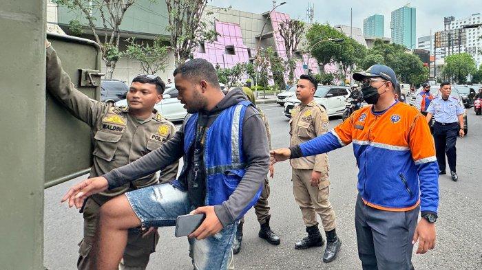 PENERTIBAN JUKIR - Petugas gabungan saat mengamankan jukir di minimarket-minimarket yang meresahkan di sejumlah titik di Surabaya beberapa hari lalu.