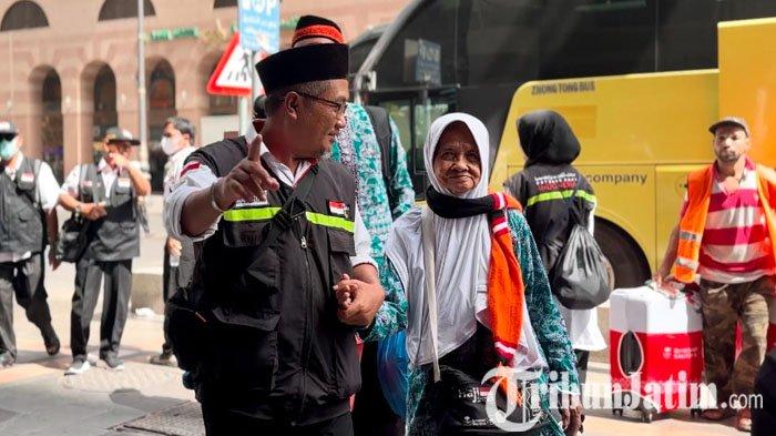 Petugas haji saat melayani jemaah haji Indonesia yang baru saja tiba dari Makkah di Madinah, Jumat (14/7/2023).