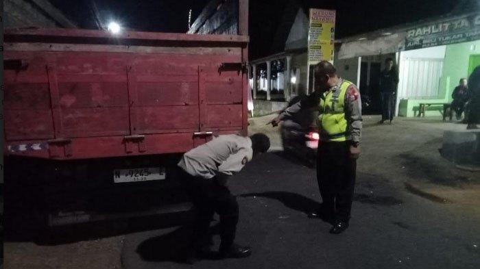 Petugas kepolisian melakukan olah TKP atas kecelakaan maut yang terjadi di Desa Pagedangan, Kecamatan Turen, Kabupaten Malang, Sabtu (24/8/2024) malam.