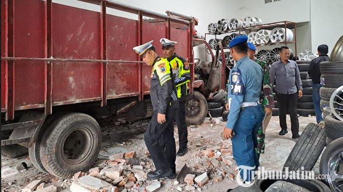 Petugas kepolisian melakukan olah TKP kecelakaan beruntun di Bululawang, Kabupaten Malang, Jumat (15/12/2023). Insiden ini berawal dari truk menabrak kendaraan hingga seruduk toko ban velg