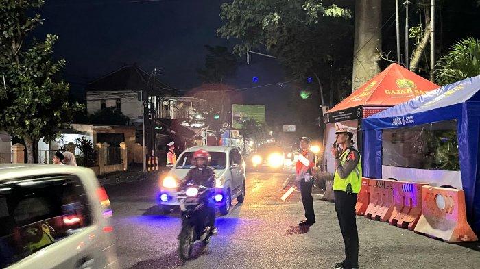 ATUR LALU LINTAS: Petugas kepolisian mengatur lalu lintas di H+7 lebaran Idul Fitri 2025, Senin (7/4/2025)
