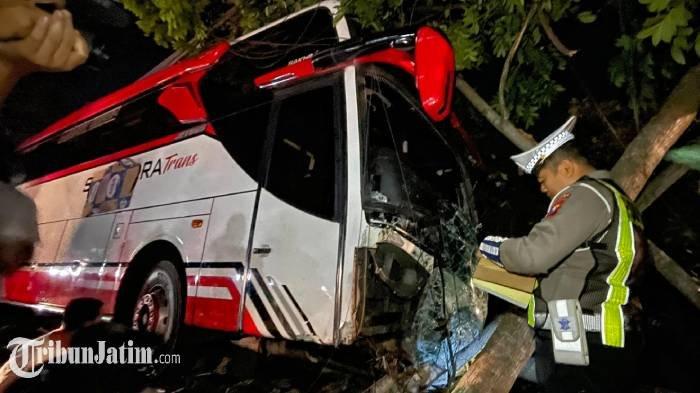 Petugas melakukan olah tempat kejadian perkara (TKP) Kecelakaan bus pariwisata dengan nomor polisi (Nopol) DK 7942 GB yang mengalami rem blong di Jl Ir Soekarno Kota Batu, Jawa Timur, Rabu (8/1/2025).