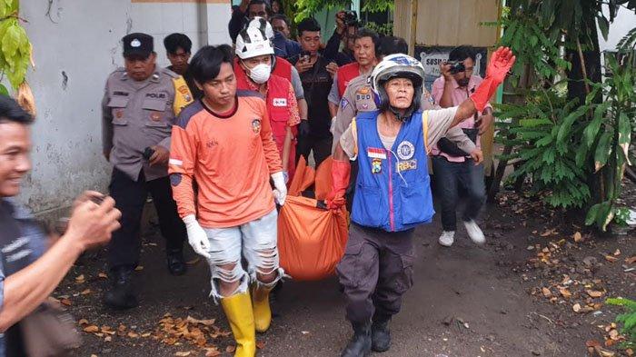 Petugas mengevakuasi jenazah korban yang tewas dibunuh putri kandungnya, di Kelurahan Wates, Kecamatan Magersari, Kota Mojokerto, Kamis (30/11/2023)